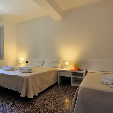 Pensionat Bed & Parking Cecina 3*